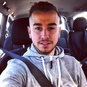 Homme qui fait un selfie en voiture